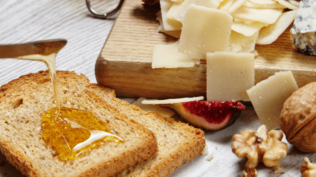 tostada de queso y miel